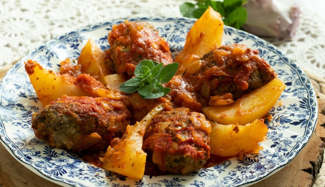 Beeftekia me Patates Greek Roasted Potatoes with Meatballs in Tomato