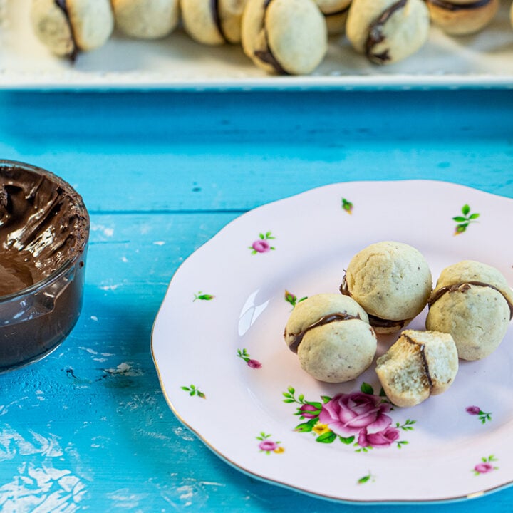 Baci di Dama: Hazelnut Cookies with Chocolate