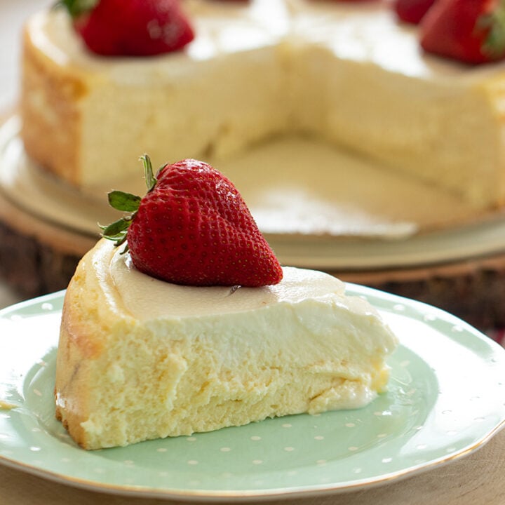 NEW YORK-STYLE CHEESECAKE (GLUTEN-FREE OPTION)